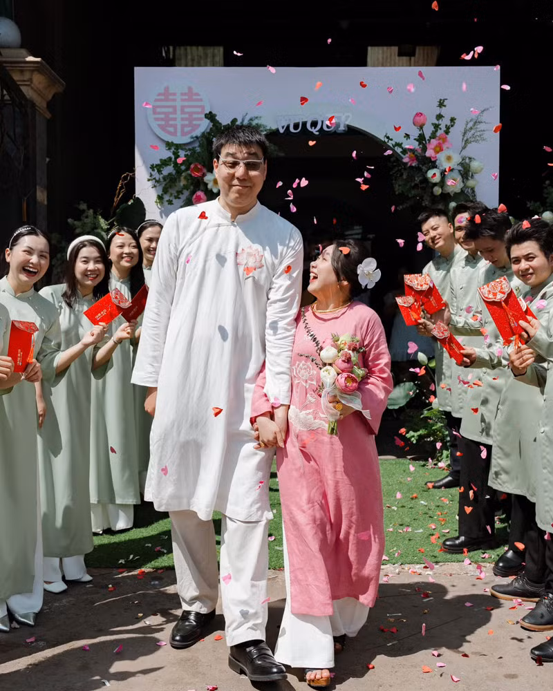 Trong đoạn video được viral trên mạng xã hội, khi chụp ảnh trong lễ vu quy, chú rể định vòng tay qua ôm eo cô nhưng không được bởi cô dâu có chiều cao quá khiêm tốn. Nhận ra, chú rể ngại ngùng cúi xuống trao cho vợ cái ôm tình cảm. Hành động đáng yêu này khiến netizen phải thốt lên quá dễ thương.