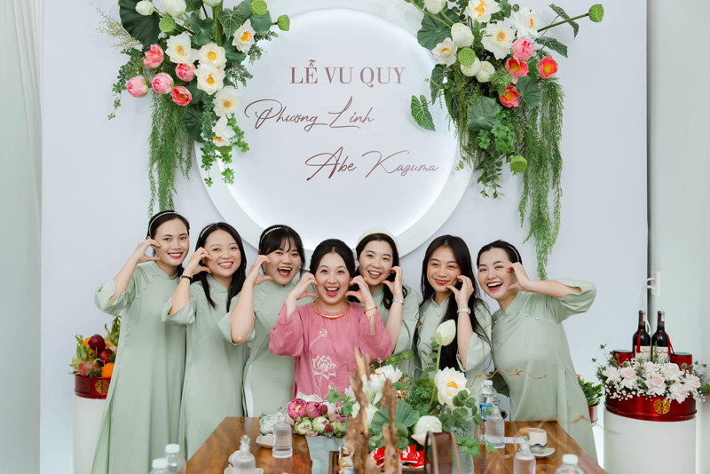 Được biết, cô dâu quen chồng hiện tại trong thời gian đi du học tại Nhật Bản, cô xin làm thêm ở công ty mà chồng đã công tác nhiều năm. Sau đó, cả hai nhiều lần trò chuyện trên chuyến tàu đến trung tâm và ngày càng trở nên thân thiết hơn.