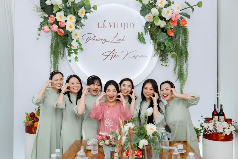 Được biết, cô dâu quen chồng hiện tại trong thời gian đi du học tại Nhật Bản, cô xin làm thêm ở công ty mà chồng đã công tác nhiều năm. Sau đó, cả hai nhiều lần trò chuyện trên chuyến tàu đến trung tâm và ngày càng trở nên thân thiết hơn.