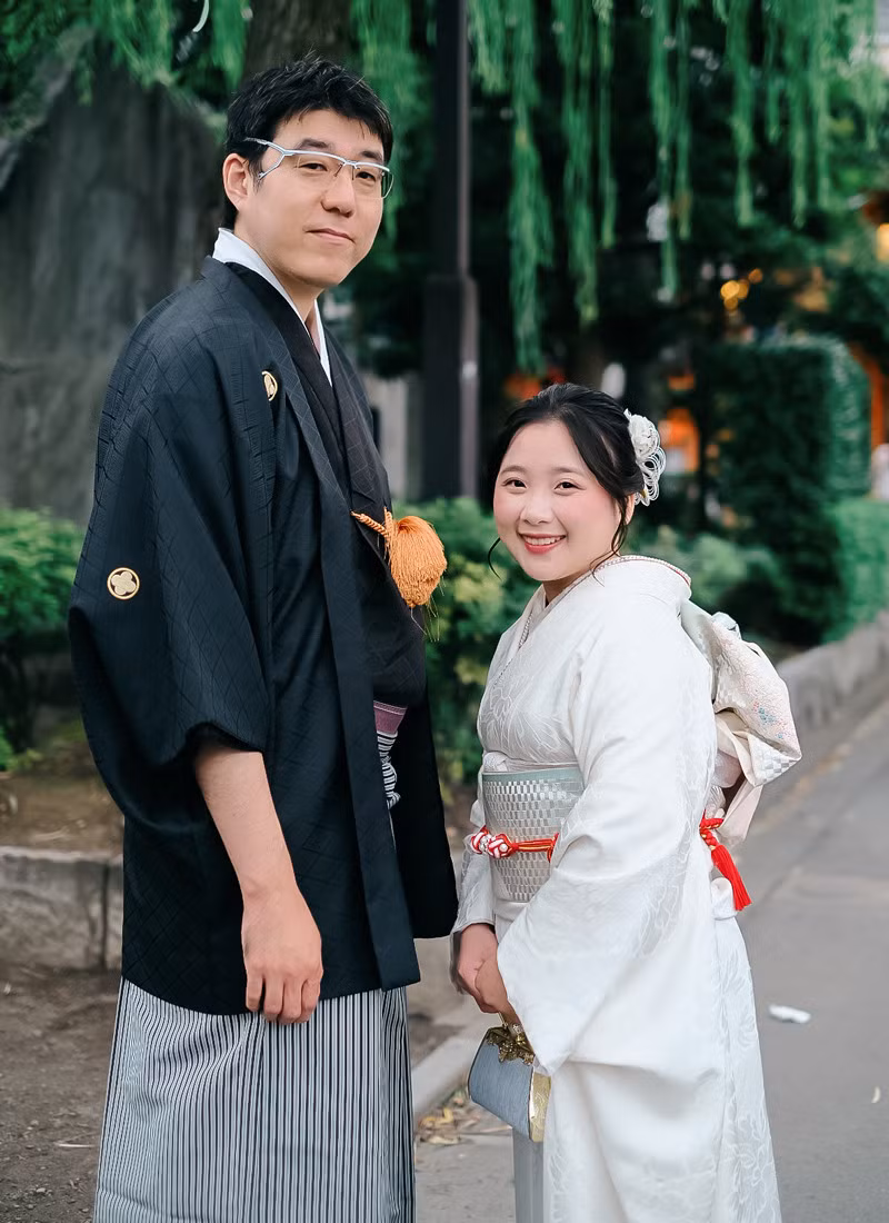 Chia sẻ về phản ứng của hai bên gia đình, Linh cho biết ngay lần đầu về ra mắt nhà Abe Kazuma, cô đã được bố mẹ anh hết mực yêu thương, quý mến và xem như con gái trong nhà.