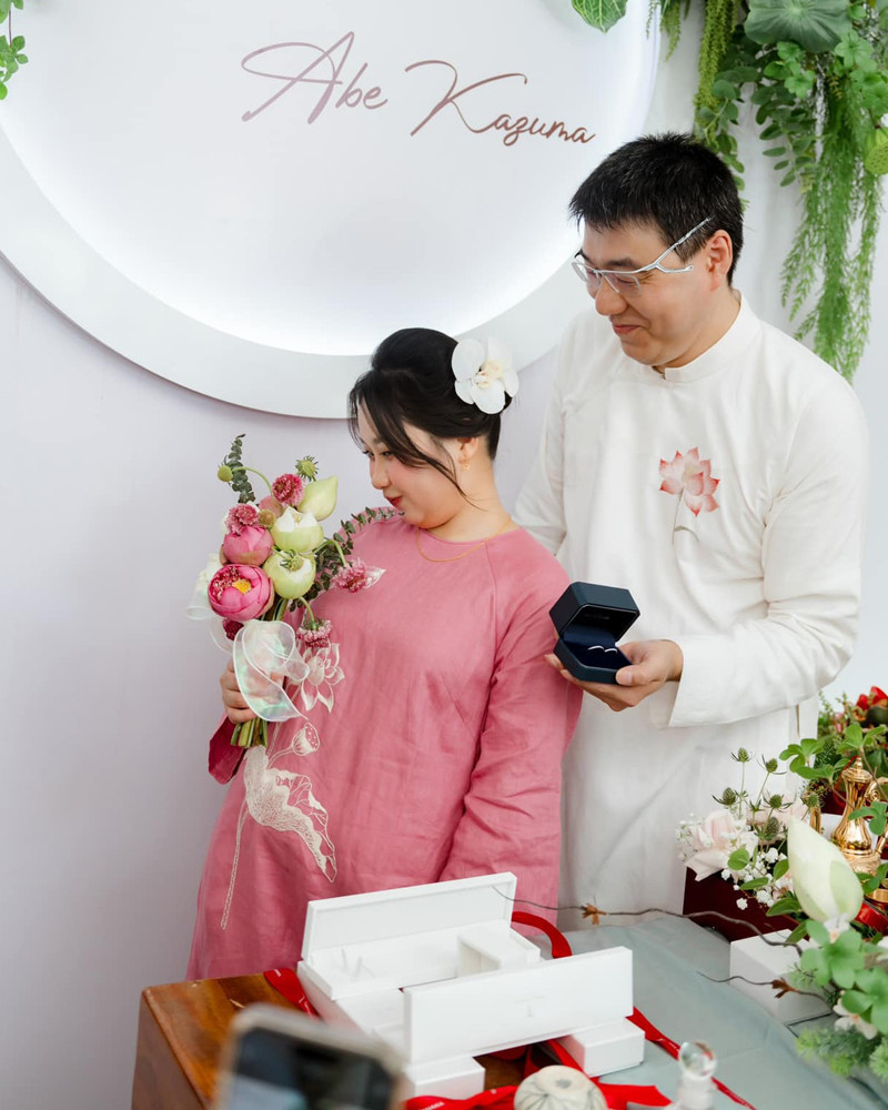 Được biết, hôn lễ của cặp đôi “đũa lệch” trên diễn ra vào ngày 24/11 vừa qua tại Bình Dương. Cô dâu tên Phương Linh (SN 1999, quê Bình Dương), còn chú rể là Abe Kazuma (SN 1982, Nhật Bản). Hiện tại, cả hai đang sống và làm việc tại Tokyo (Nhật Bản).