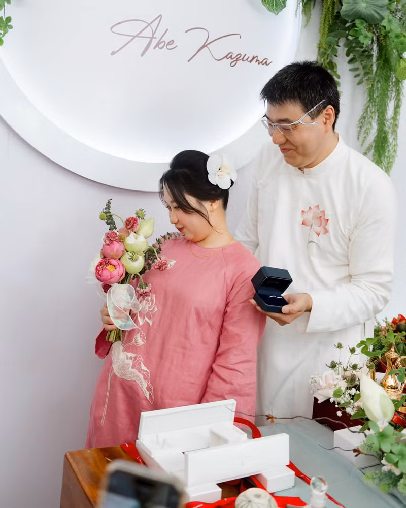 Được biết, hôn lễ của cặp đôi “đũa lệch” trên diễn ra vào ngày 24/11 vừa qua tại Bình Dương. Cô dâu tên Phương Linh (SN 1999, quê Bình Dương), còn chú rể là Abe Kazuma (SN 1982, Nhật Bản). Hiện tại, cả hai đang sống và làm việc tại Tokyo (Nhật Bản).