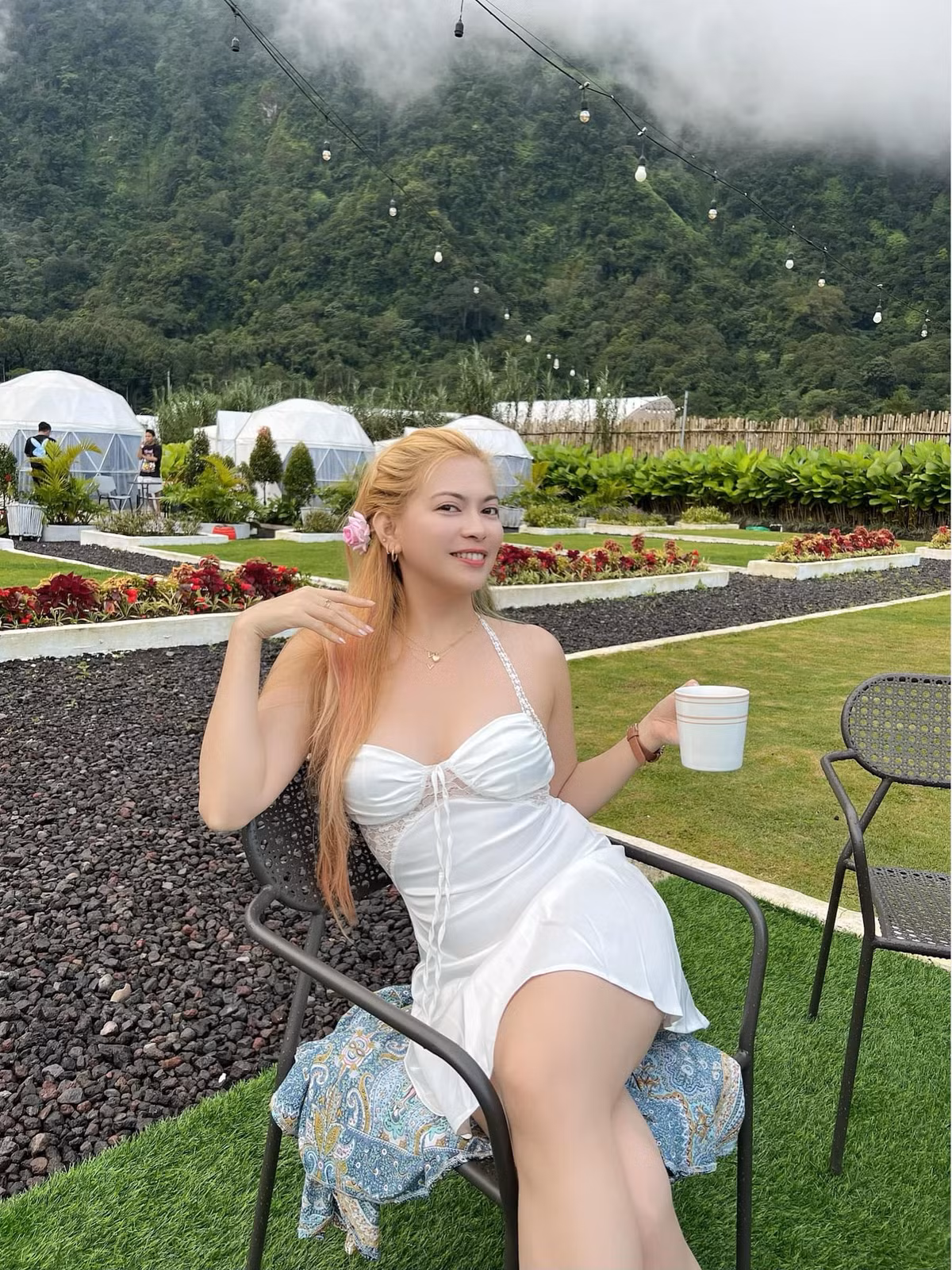 Meneses thừa nhận rằng “không có gì gợi cảm” trong bộ đồng phục bóng nhờn của cô ấy khi làm việc trên ô tô.