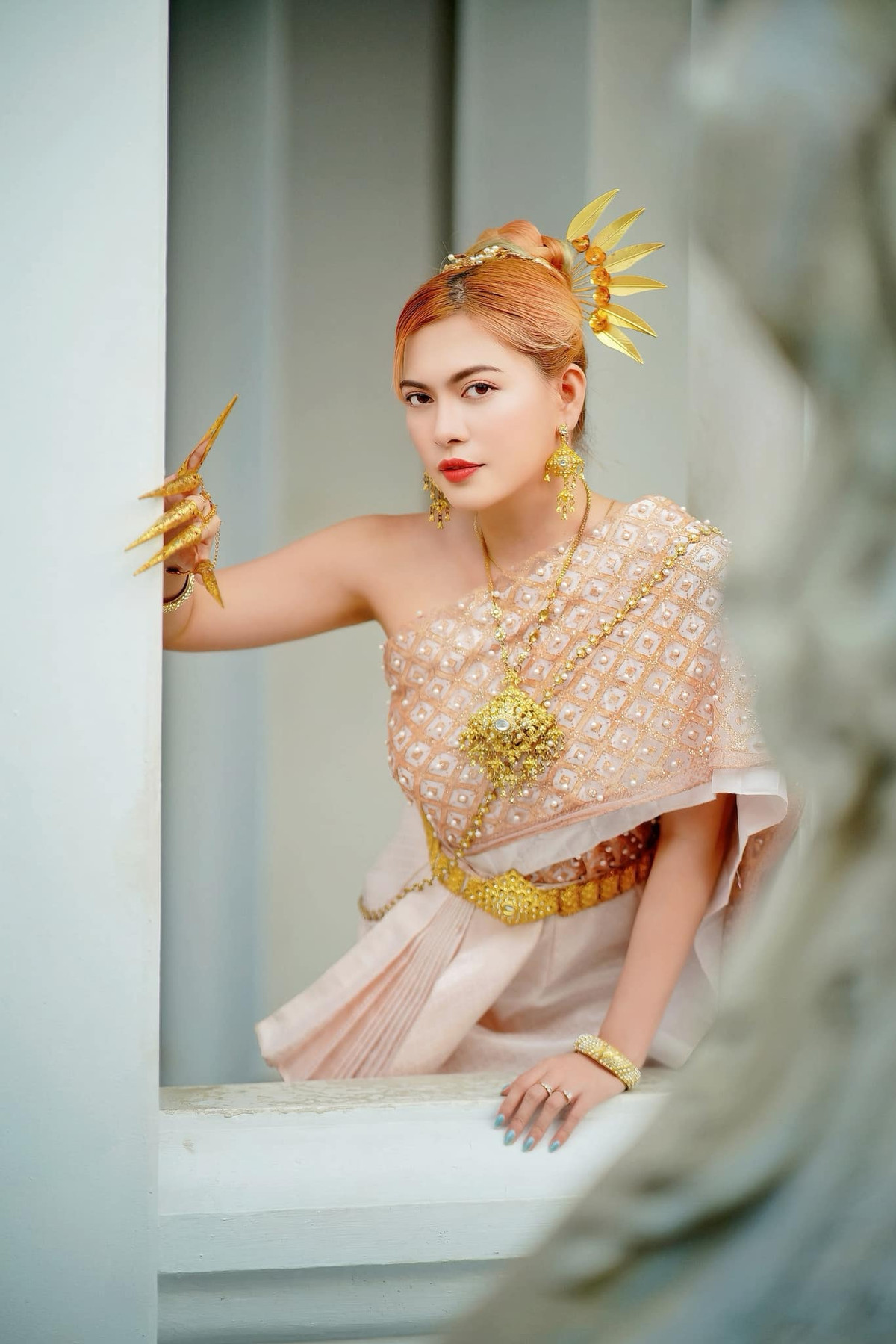 Ngoài là nhân viên của gara ô tô, cô nàng cũng là một người mẫu bán thời gian.