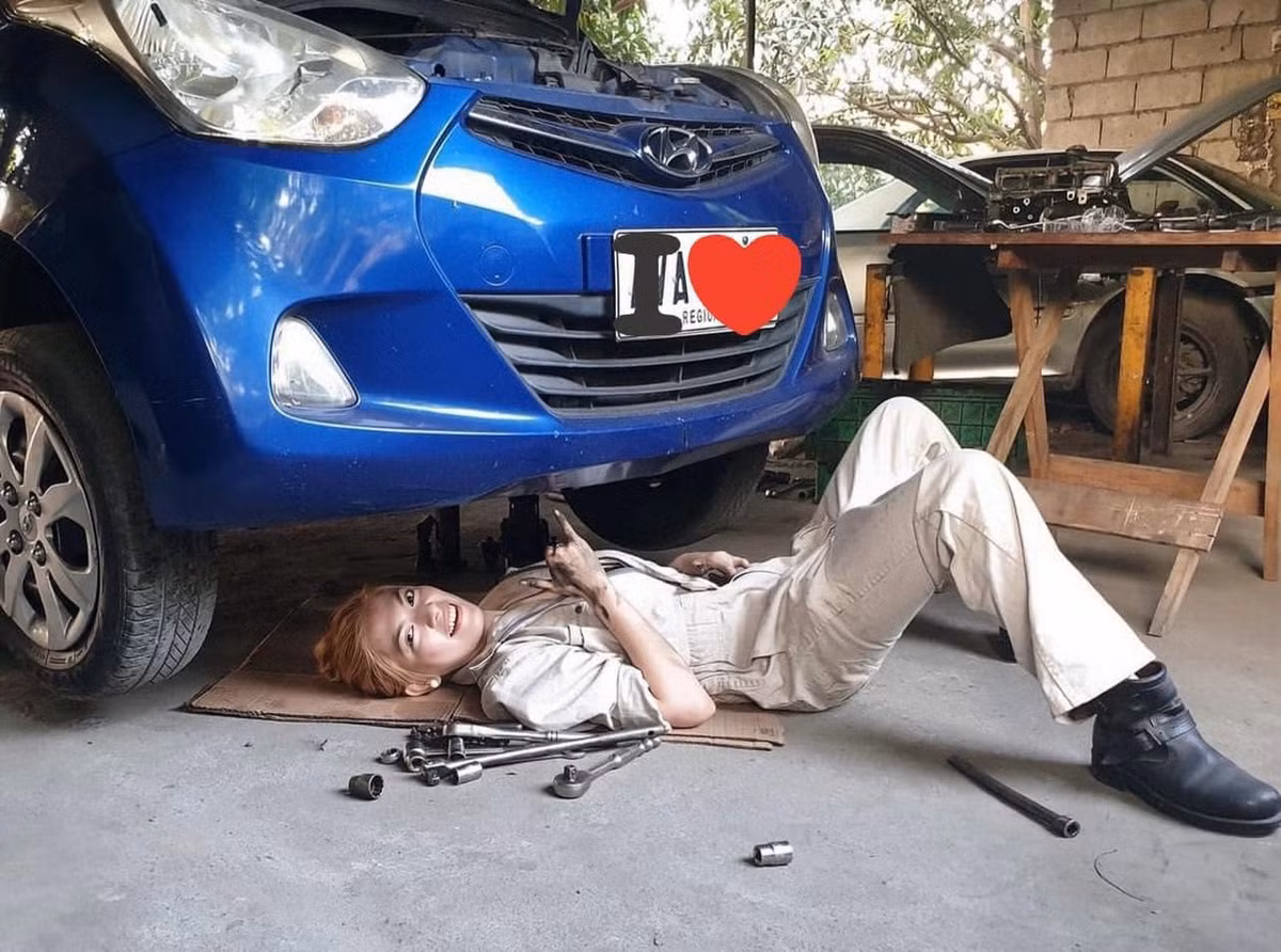 Tantin Legaspi Meneses (27 tuổi) người Philippines - nhân viên cửa hàng ô tô kiêm người mẫu bán thời gian - cho biết khách hàng thường bị choáng bởi nghề nghiệp ưa thích của cô.