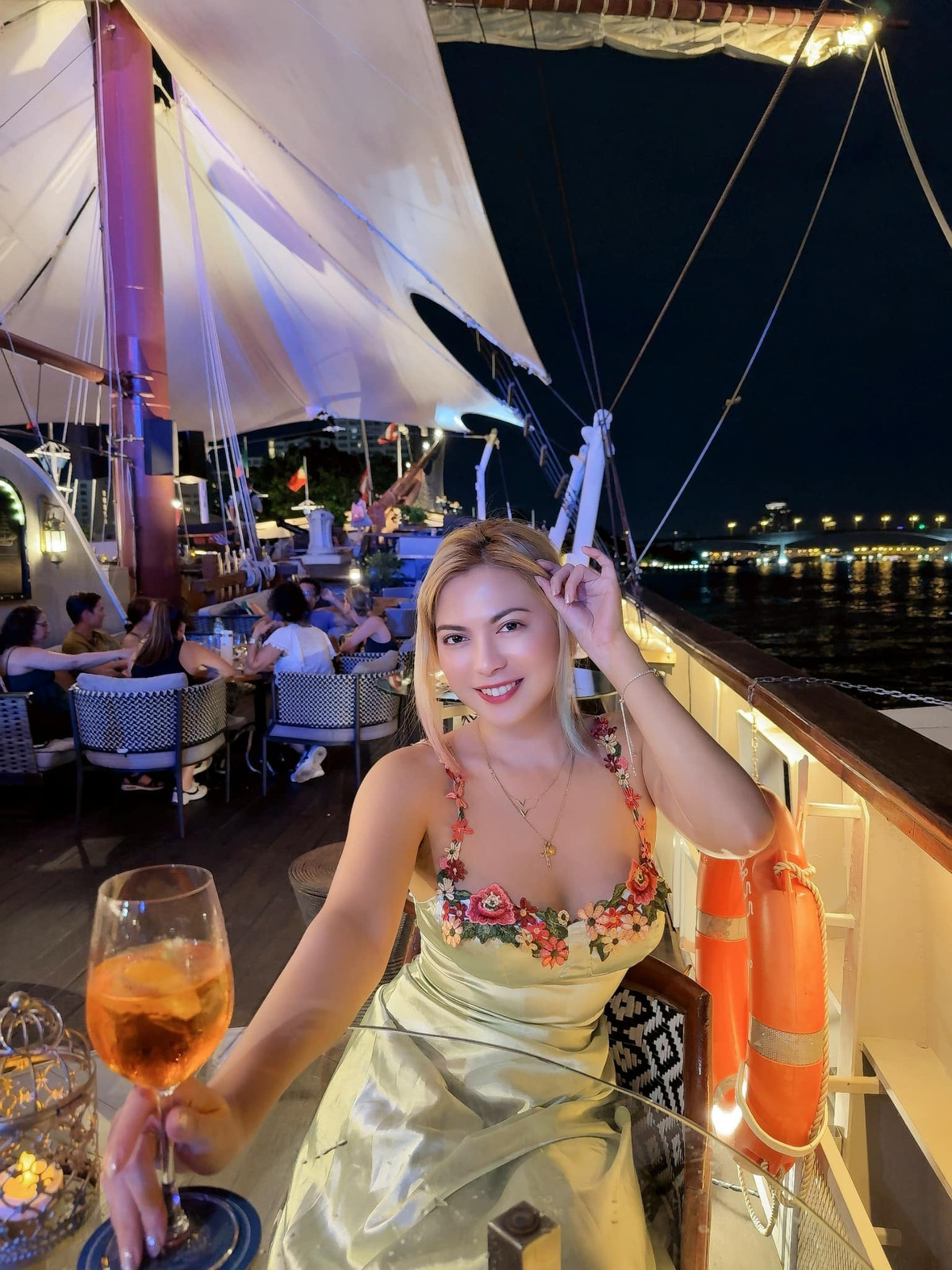 Trong những loạt ảnh mới, cô nàng xuất hiện với hình ảnh gợi cảm, không ngại khoe đường cong cơ thể.