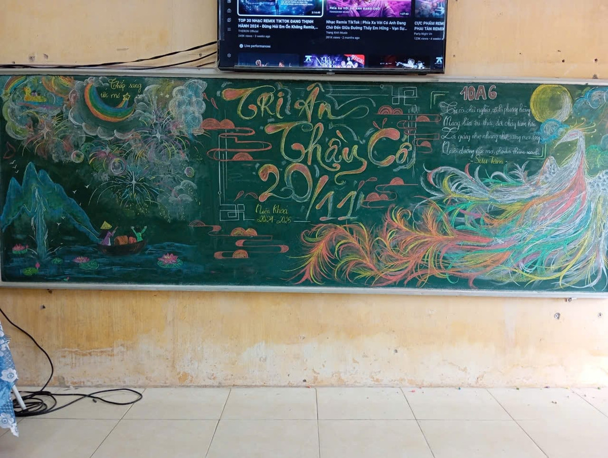 Có những lớp khắc họa hình ảnh mái trường thân yêu, nơi thầy cô miệt mài bên bảng đen và phấn trắng.