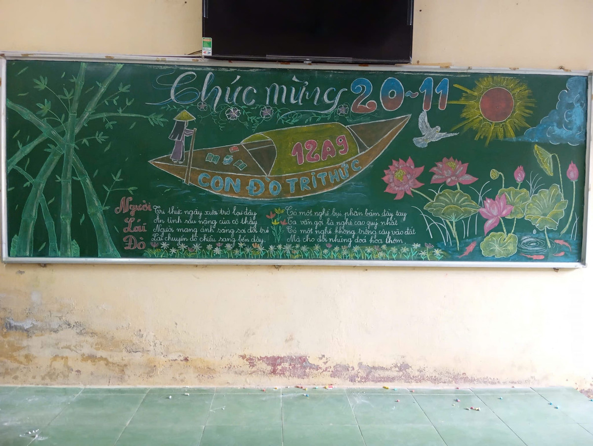 Những hình ảnh được tái hiện trên báo bảng mang đậm hơi thở truyền thống như đầm sen, bụi tre già, hay người lái đò tượng trưng cho những nhà giáo, người đón đưa bao chuyến đò là học trò sang sông...