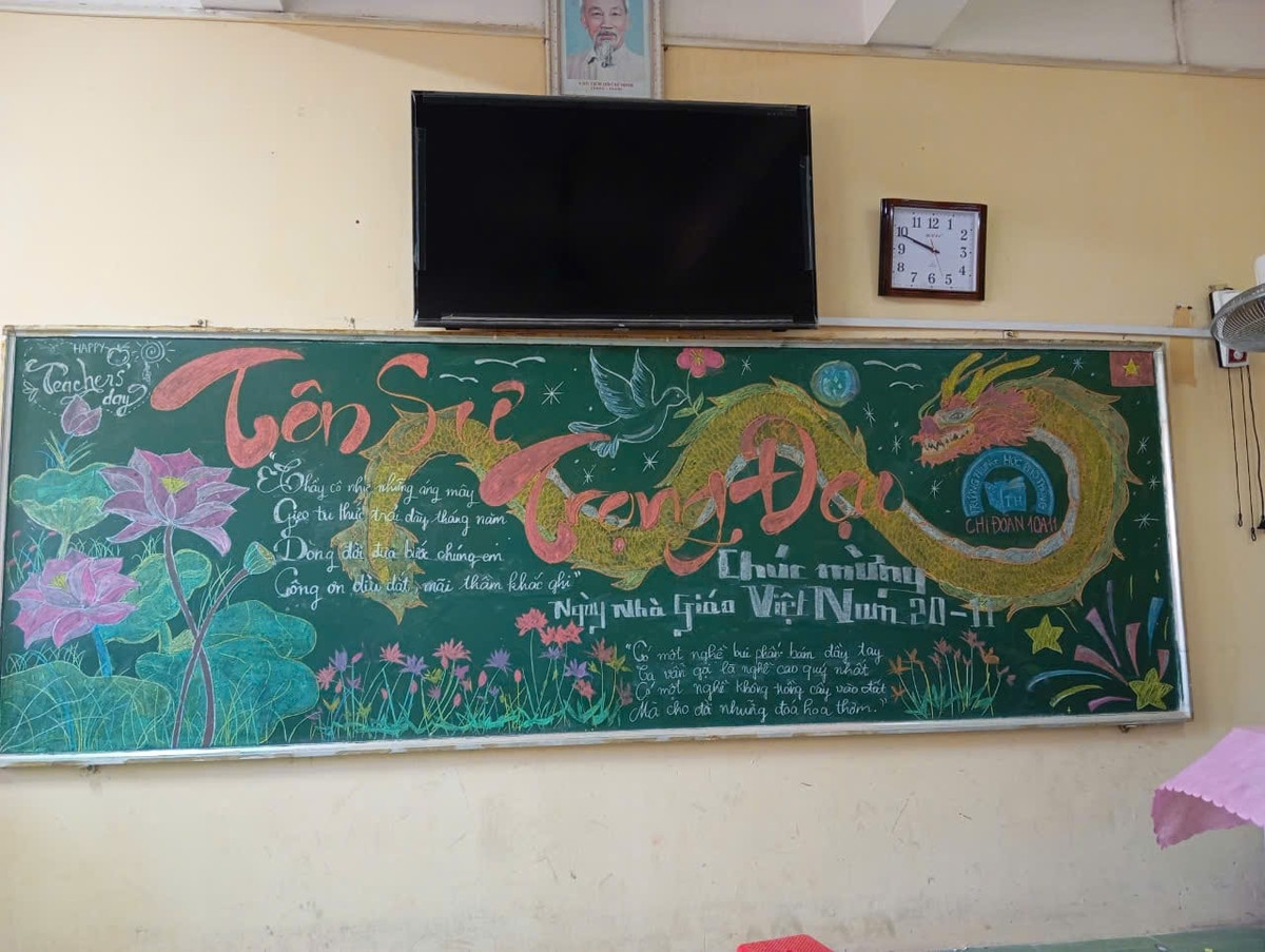 Trên những bảng báo ấy, hình ảnh của thầy cô hiện lên thật sống động: đó là nụ cười hiền hòa, ánh mắt tận tâm và những cử chỉ đầy yêu thương trong từng bài giảng. Bên cạnh đó, từng dòng chữ được học sinh nắn nót viết, những câu thơ, bài hát hay lời cảm ơn chân thành càng làm cho các tác phẩm thêm ý nghĩa.