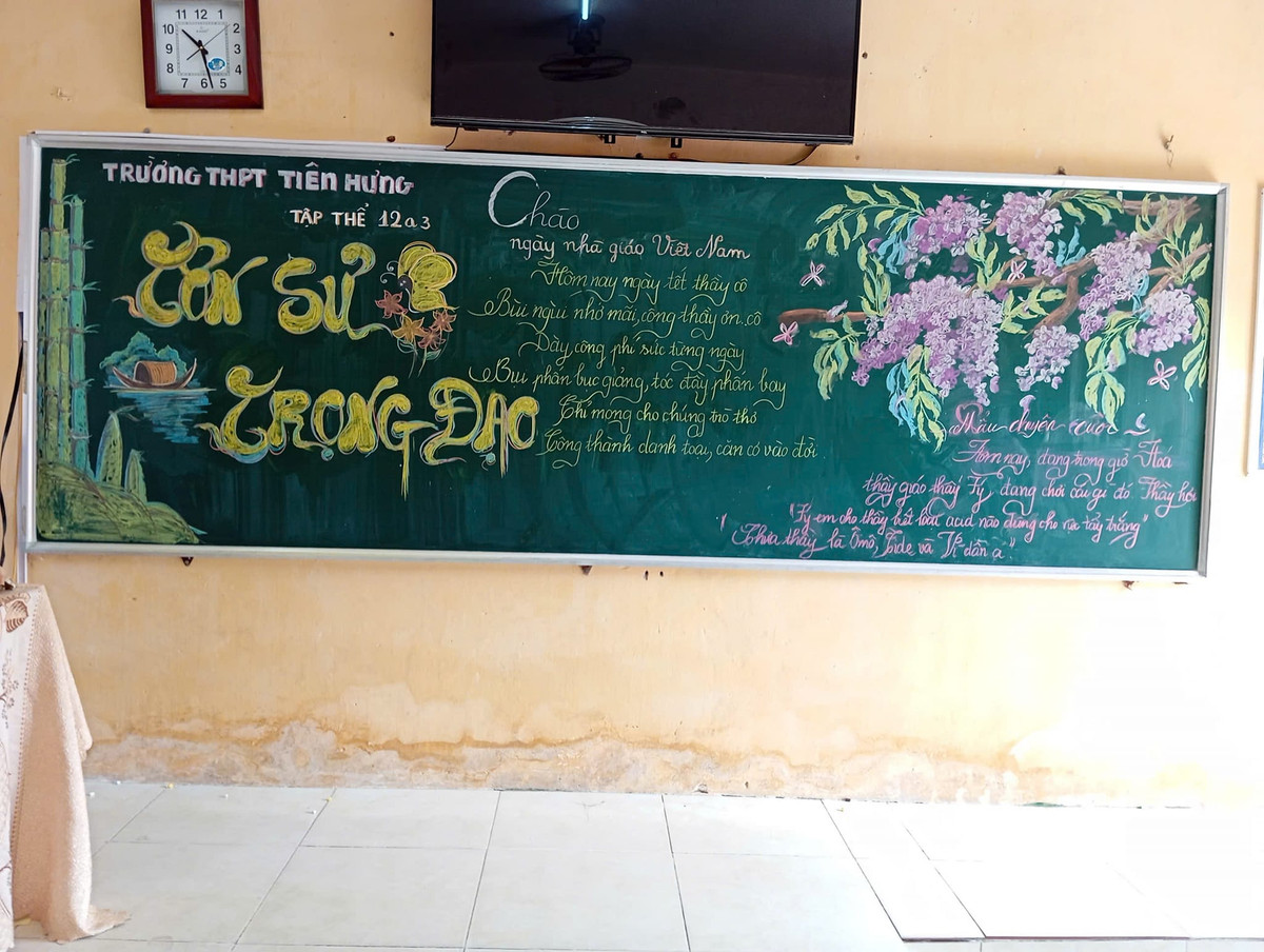 Những truyền thống tốt đẹp của dân tộc như "tôn sư trọng đạo" cùng các áng thơ đầy xúc động cũng được các em học sinh ghi lên bảng đen như lời tri ân sâu sắc.