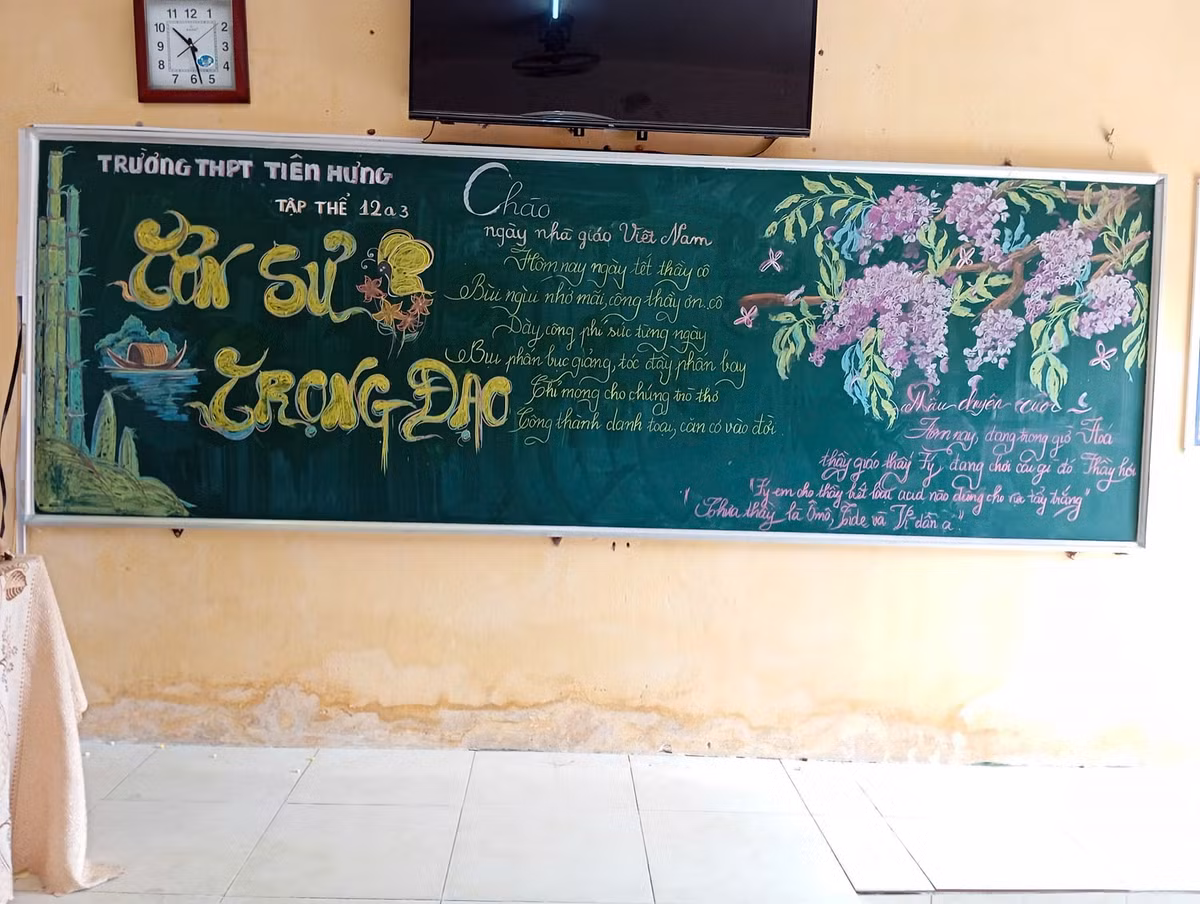 Những truyền thống tốt đẹp của dân tộc như "tôn sư trọng đạo" cùng các áng thơ đầy xúc động cũng được các em học sinh ghi lên bảng đen như lời tri ân sâu sắc.