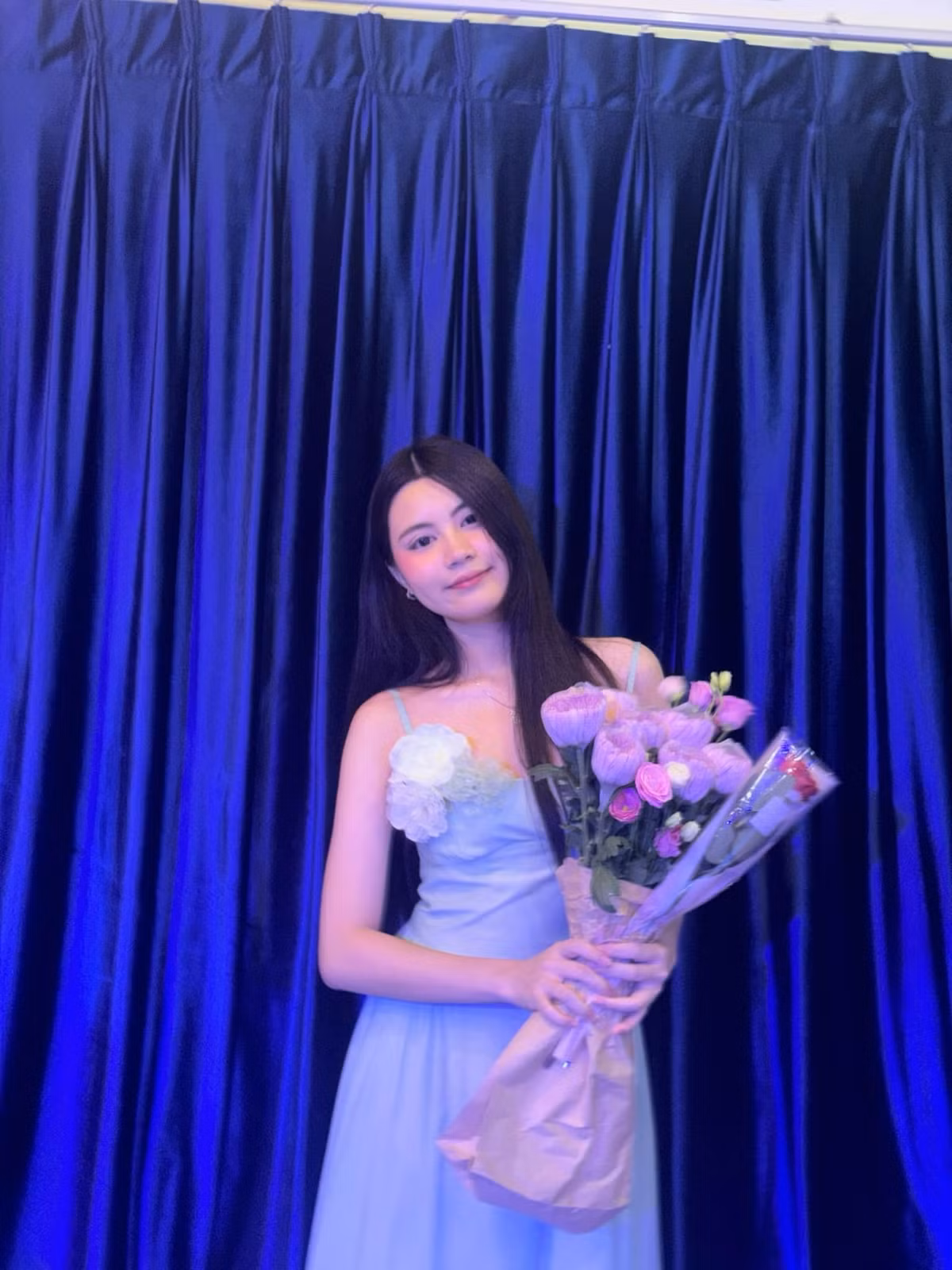 Lọ Lem hoạt động năng nổ trên mạng xã hội, tham gia nhiều sự kiện nhưng Hạt Dẻ có phần kín tiếng hơn vì thường ngại ngùng, "nhát" đám đông.