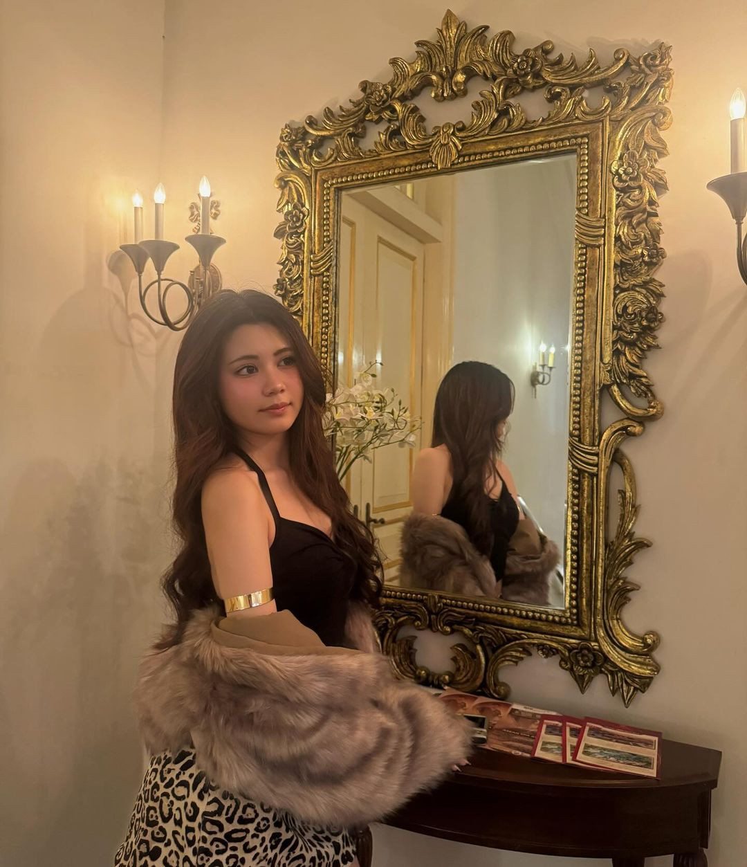 Vốn ít xuất hiện trên truyền thông hơn cô chị Lọ Lem, Hạt Dẻ được nhận xét tính cách có phần trầm tính, hướng nội hơn. Chính vì vậy, loạt ảnh vừa được cô nàng đăng tải với giao diện gợi cảm khiến nhiều người cảm thấy vô cùng bất ngờ.