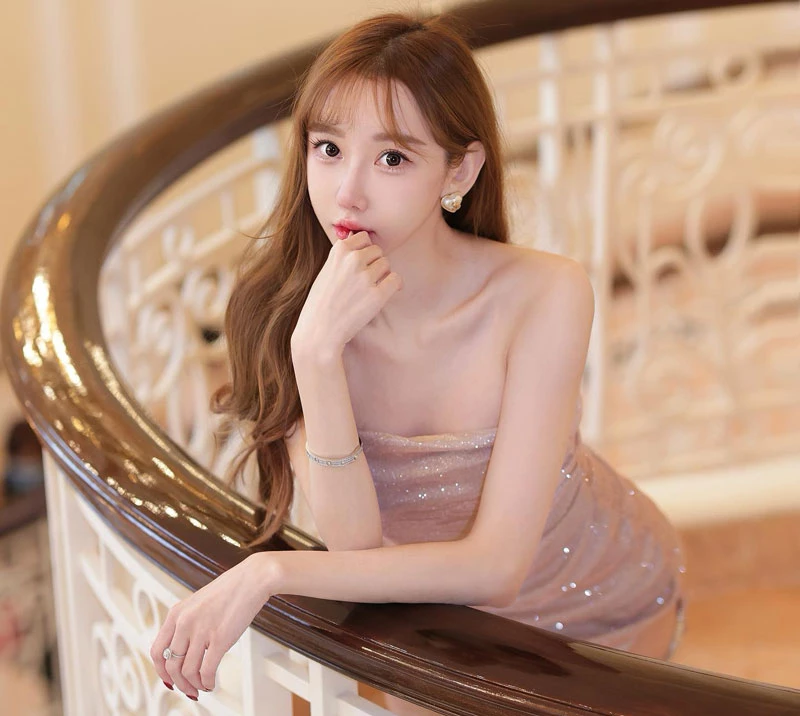 Cô nàng ưa diện những thiết kế váy có phần cắt xẻ gợi cảm, phô diễn đường cong cơ thể.