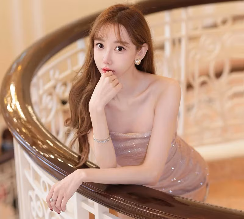 Cô nàng ưa diện những thiết kế váy có phần cắt xẻ gợi cảm, phô diễn đường cong cơ thể.