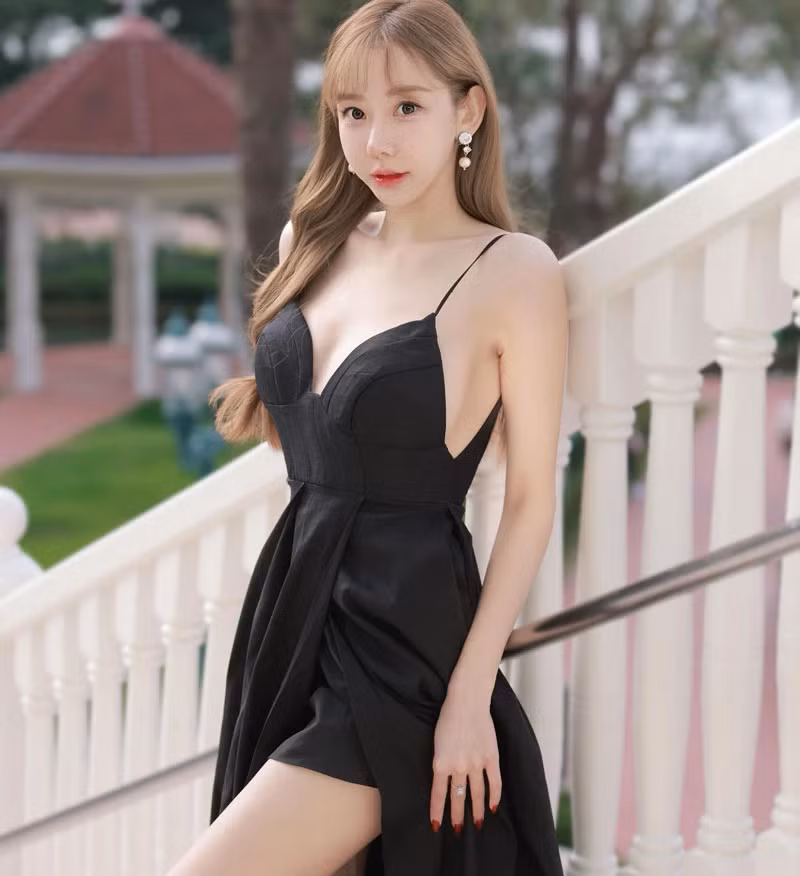 Nổi lên là một gương mặt người mẫu tuổi teen ở Hong Kong, Tạ Chỉ Huệ từng được nhiều người biết đến với phong cách ngọt ngào, tuy nhiên có phần "chín ép".