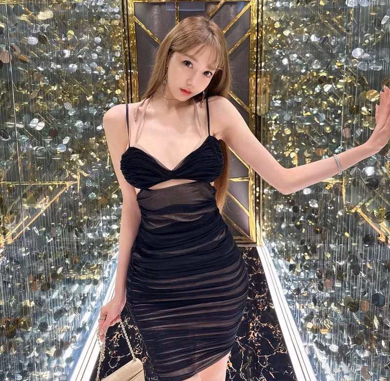 Tên tuổi cô nàng bắt đầu được biết đến rộng rãi sau khi những bức ảnh nhạy cảm của cô cùng Trần Quán Hy bị phát tán trên mạng xã hội.