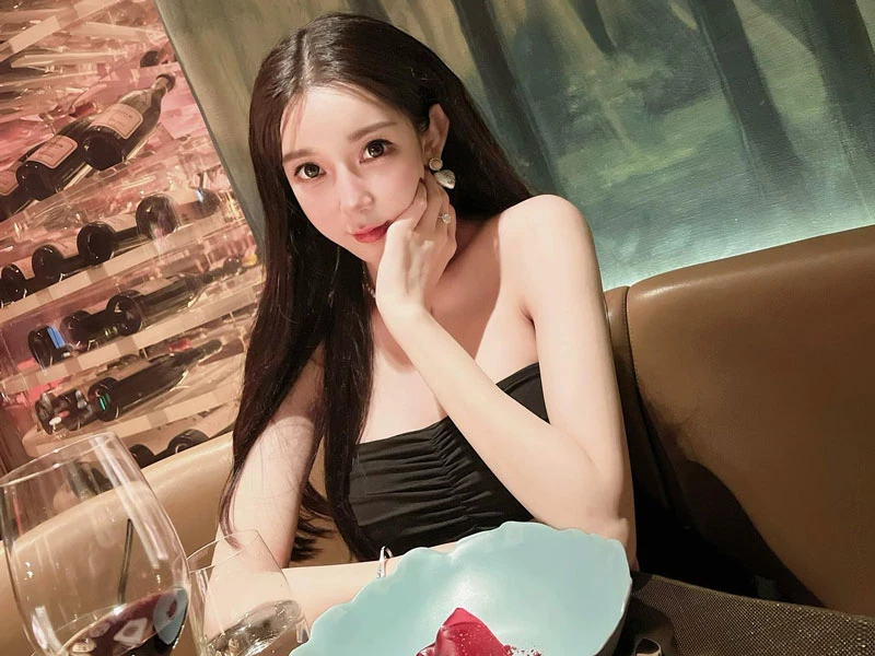 Sau đó, Tạ Chỉ Huệ nức nở với phóng viên rằng, cô bị tổn thương, bị bạn trai dụ dỗ và lợi dụng còn Trần Quán Hy chua chát bình luận: “Tôi đã đặt niềm tin vào nhầm người”.