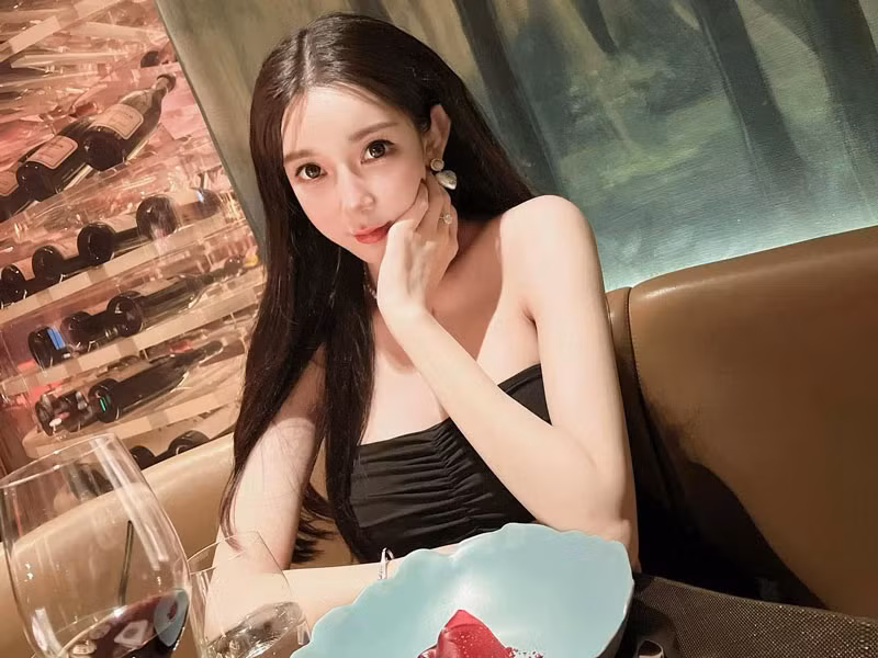 Sau đó, Tạ Chỉ Huệ nức nở với phóng viên rằng, cô bị tổn thương, bị bạn trai dụ dỗ và lợi dụng còn Trần Quán Hy chua chát bình luận: “Tôi đã đặt niềm tin vào nhầm người”.