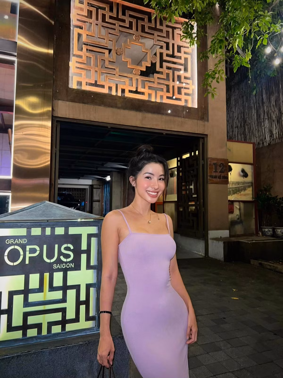 Vốn theo đuổi phong cách gợi cảm, quyến rũ. Cô nàng thường chia sẻ những hình ảnh đời thường trong trang phục ôm sát lên trang cá nhân.