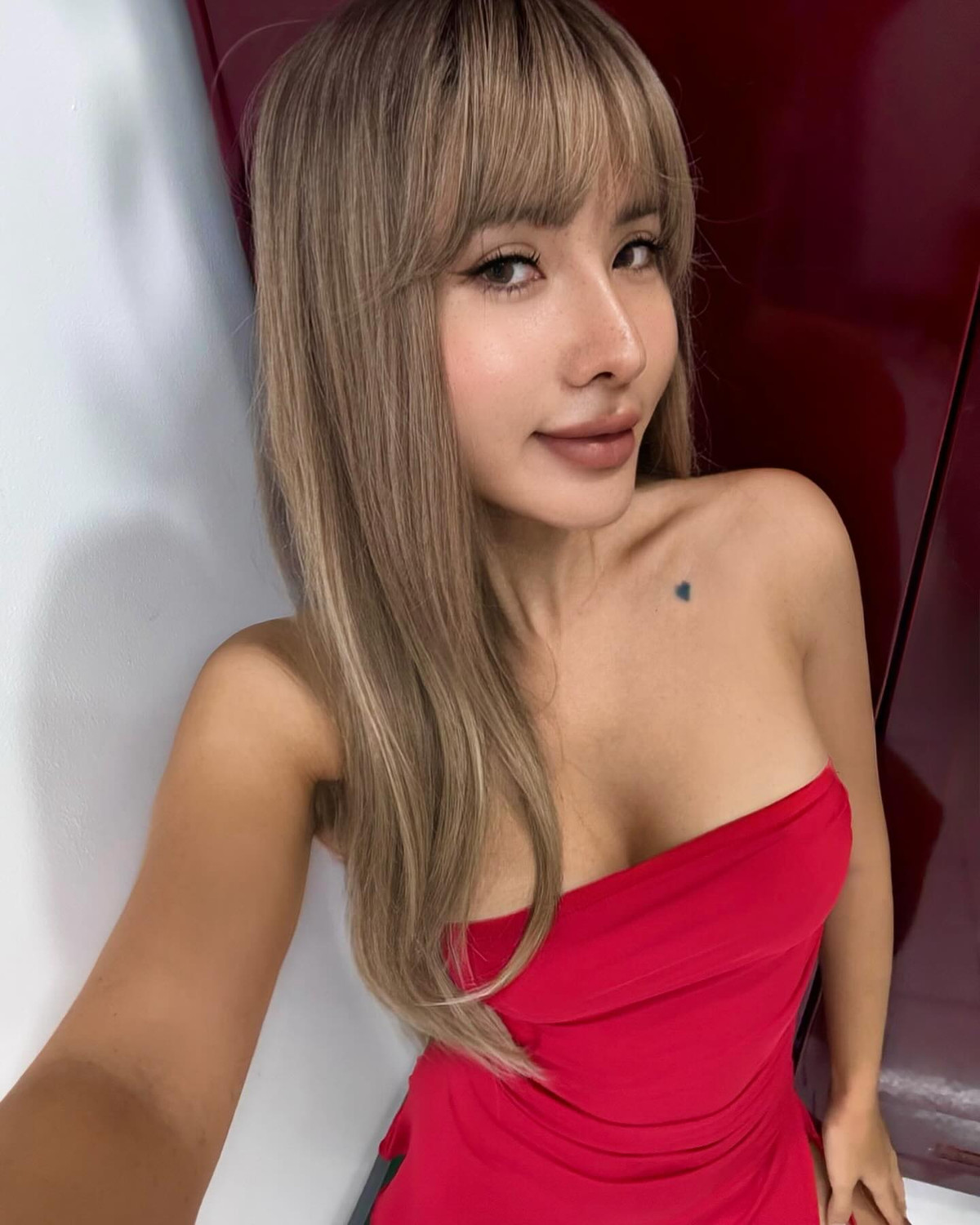 Gần đây, Quỳnh Ruby xuất hiện với hình ảnh lạ lẫm khiến nhiều người không thể nhận ra. Cô nàng theo tone trang điểm nâu Tây cùng mái tóc sáng màu, làn da toàn thân cũng không còn trắng trẻo như những hình ảnh trước đó.