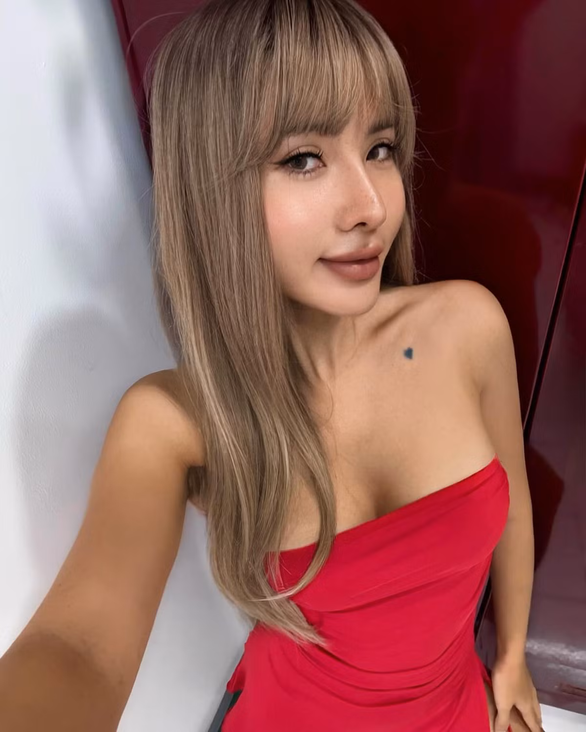 Gần đây, Quỳnh Ruby xuất hiện với hình ảnh lạ lẫm khiến nhiều người không thể nhận ra. Cô nàng theo tone trang điểm nâu Tây cùng mái tóc sáng màu, làn da toàn thân cũng không còn trắng trẻo như những hình ảnh trước đó.