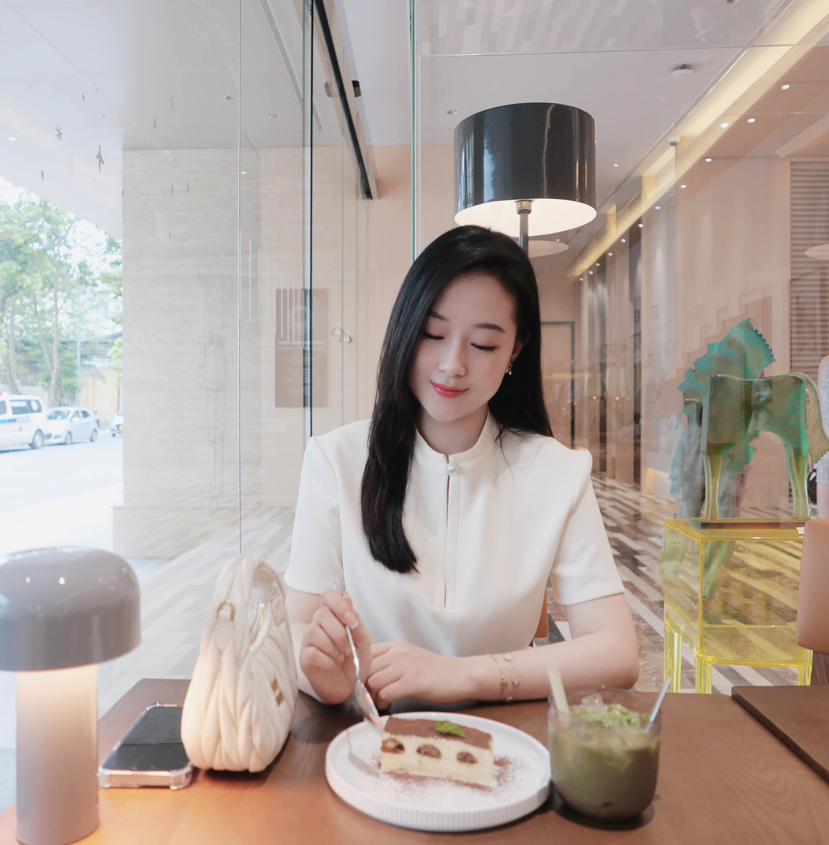 Mỹ Linh theo đuổi phong cách nhẹ nhàng, nữ tính. (Ảnh: FBNV)