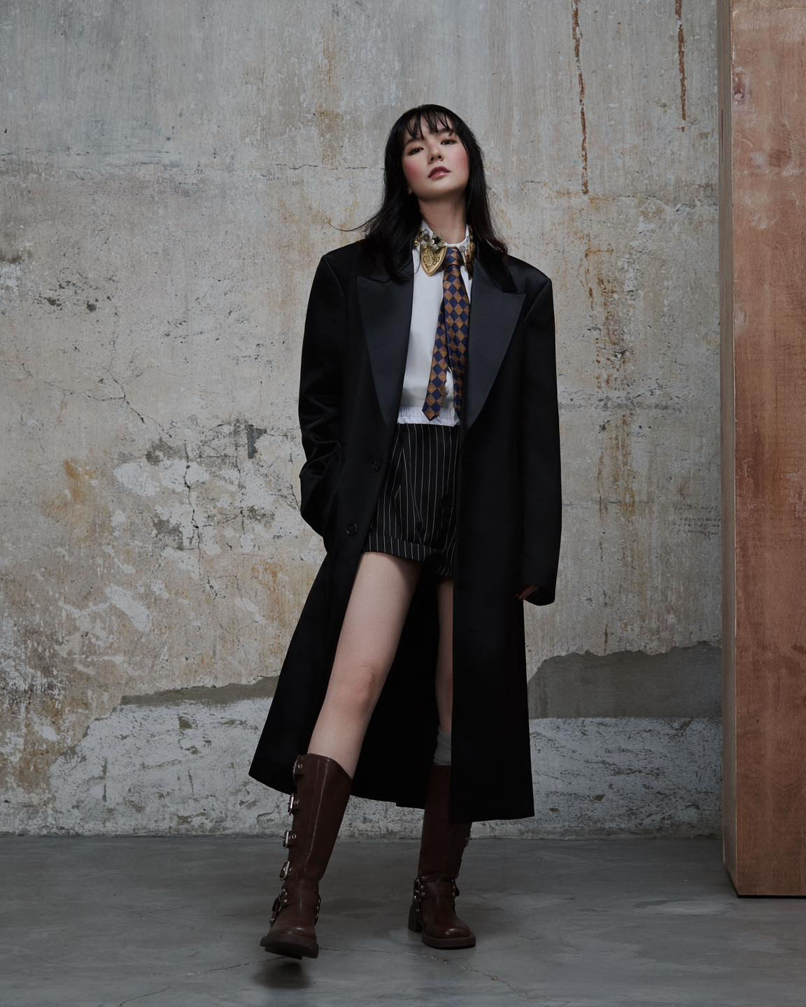 Không phối quá nhiều các chi tiết rườm rà nhưng nhìn tổng thể bộ đồ vẫn vô cùng ấn tượng.