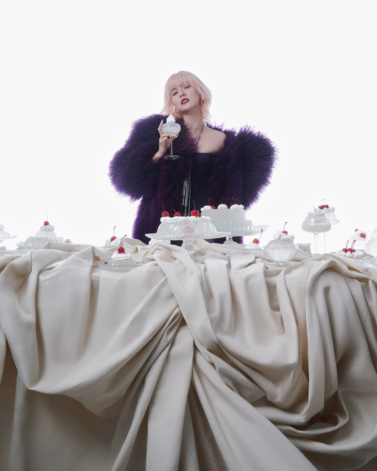 Sau vlog đi du lịch, cô nàng tung ra bộ ảnh mừng sinh nhật đầu tiên với tạo hình mới lạ, khác hẳn với ấn tượng nàng thơ trong lòng khán giả bao lâu nay. Hải Tú cá tính với mái tóc bạch kim, lối trang điểm đậm cùng tạo hình có phần ma mị, quyến rũ.