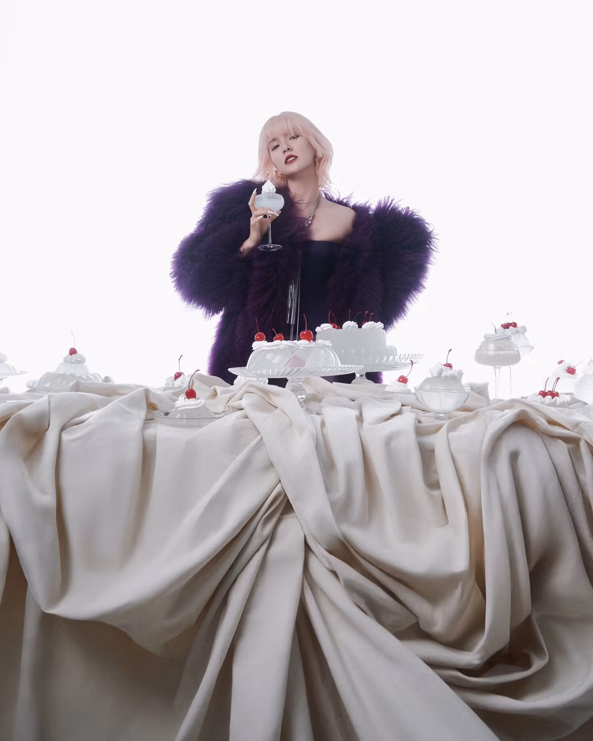 Sau vlog đi du lịch, cô nàng tung ra bộ ảnh mừng sinh nhật đầu tiên với tạo hình mới lạ, khác hẳn với ấn tượng nàng thơ trong lòng khán giả bao lâu nay. Hải Tú cá tính với mái tóc bạch kim, lối trang điểm đậm cùng tạo hình có phần ma mị, quyến rũ.