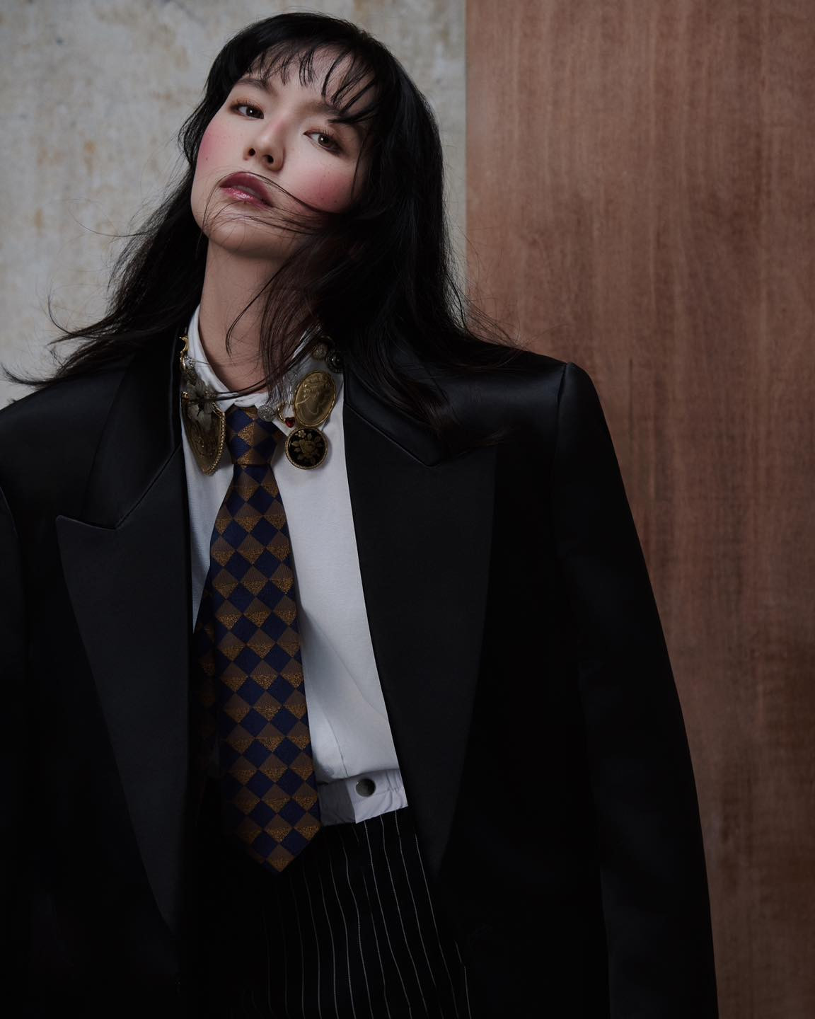 Cô nàng lựa chọn layout makeup tông hồng, tàn nhang cùng màu son bóng. Tuy nhiên phần má hồng được nhiều người nhận xét là hơi quá tay và khá lạc quẻ với tổng thể.