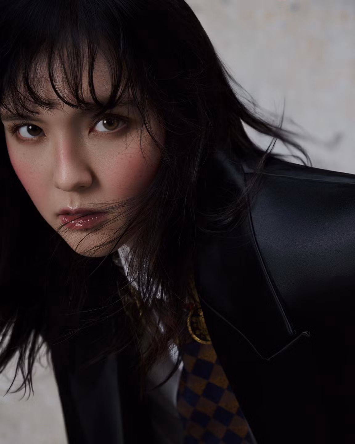 Gần đây nhất, Hải Tú mang đến phong cách cá tính trong bộ ảnh với trang phục casual như sơ mi phối cùng quần short kẻ sọc và boots để tôn lên được lợi thế đôi chân thon dài.