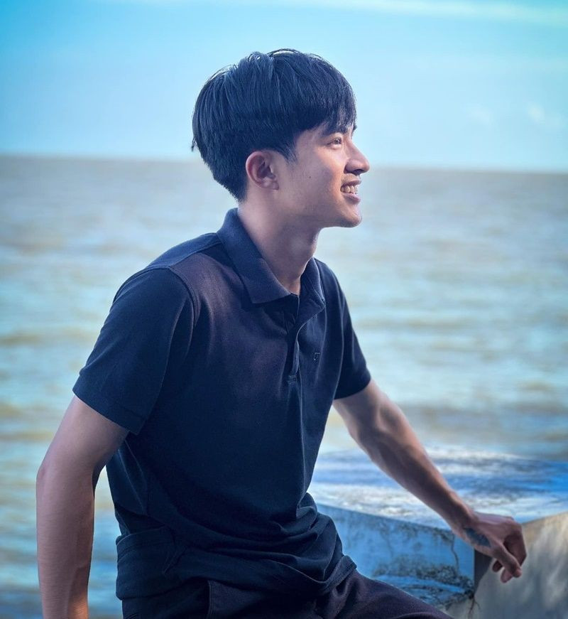 Suốt những ồn ào vừa qua, Tuấn Khang vẫn lặng lẽ, án binh bất động trên mạng xã hội.