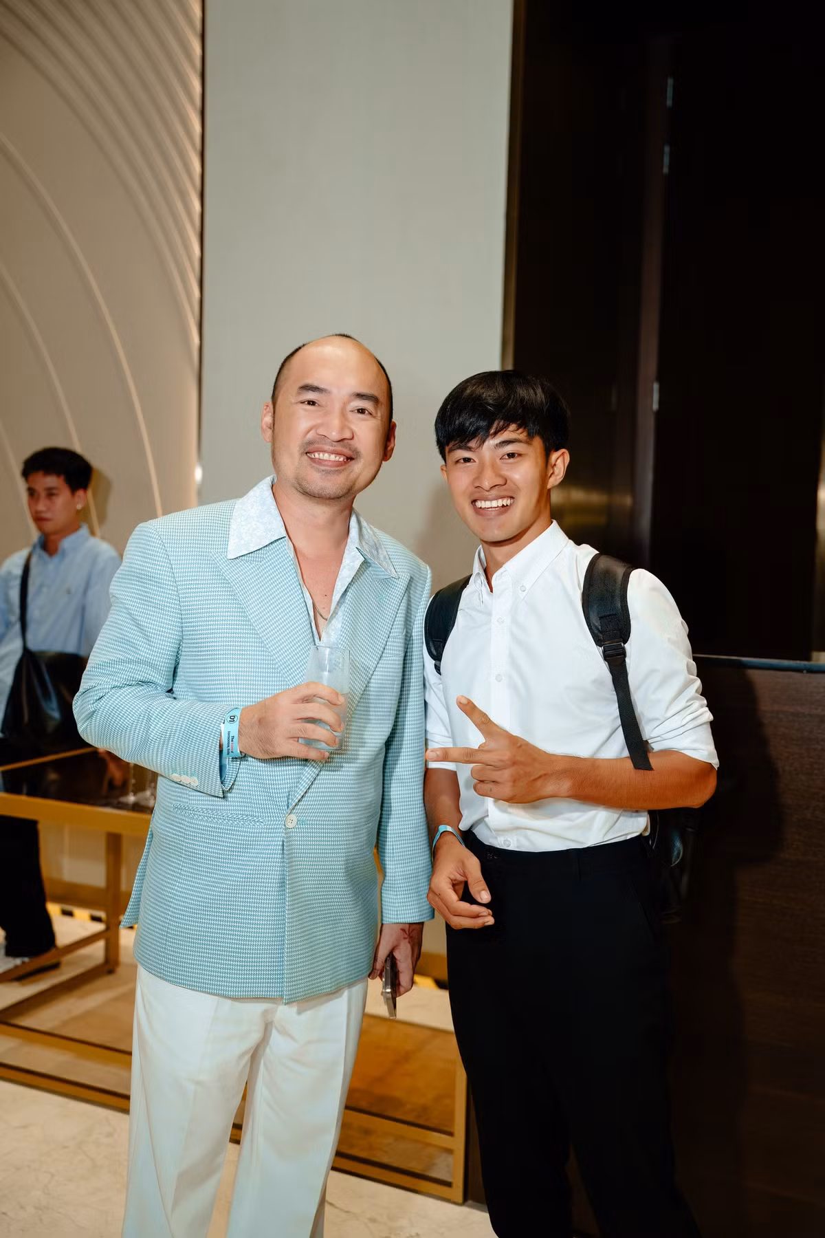 Những sự cố gắng của anh chàng được nhiều nghệ sĩ lớn ghi nhận. (Ảnh: FBNV)