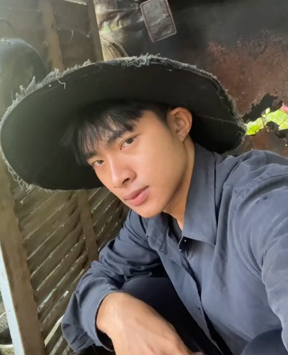 Nội dung anh xây dựng xoay quanh cuộc sống bình dị, dân dã ở miền Tây. Những đoạn clip anh đăng tải có nội dung chắp nối "bất thường" nhưng luôn thu hút hàng chục triệu lượt xem.