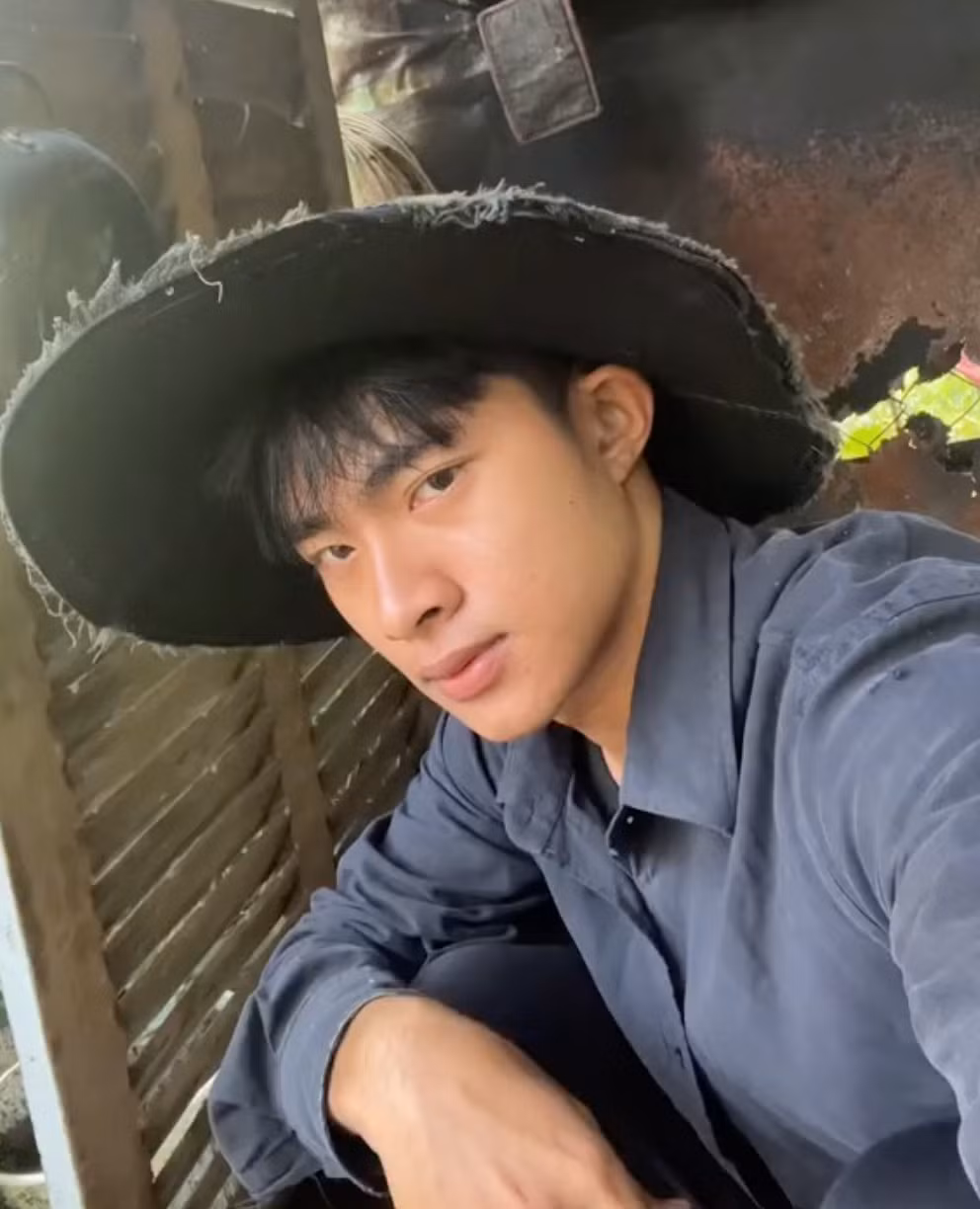 Nội dung anh xây dựng xoay quanh cuộc sống bình dị, dân dã ở miền Tây. Những đoạn clip anh đăng tải có nội dung chắp nối "bất thường" nhưng luôn thu hút hàng chục triệu lượt xem.