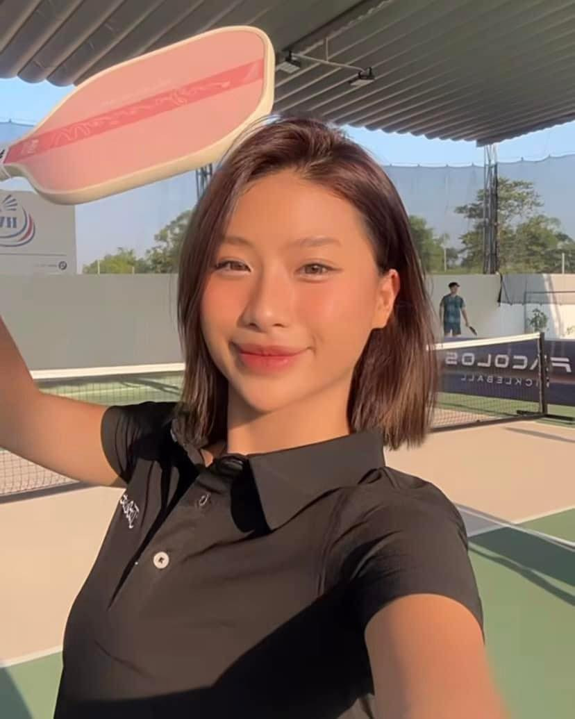 Theo đó nàng cựu vận động viên diện trang phục áo polo kết hợp cùng chân váy tennis ngắn.