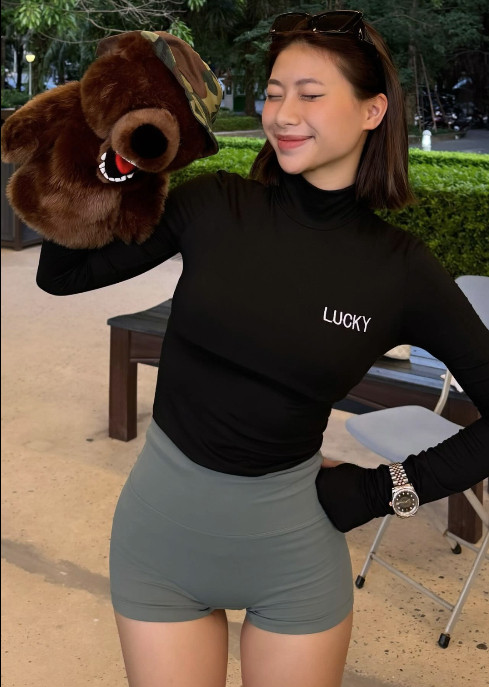 Thế nhưng, cô nàng cũng đã phải tiếp tục lên tiếng vì tranh cãi trang phục đi chơi golf chưa thực sự phù hợp. Phạm Như Phương diện chiếc quần ngắn, bó sát xuất hiện ở nơi công cộng khiến người xem phản cảm.