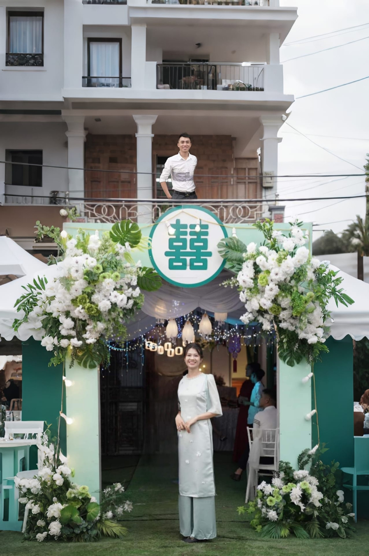 Lên hẳn tầng 2 đứng cho cao nhé.