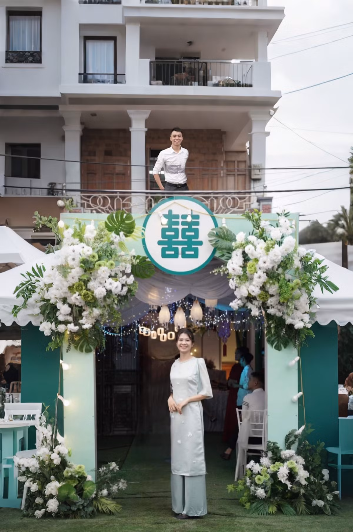 Lên hẳn tầng 2 đứng cho cao nhé.