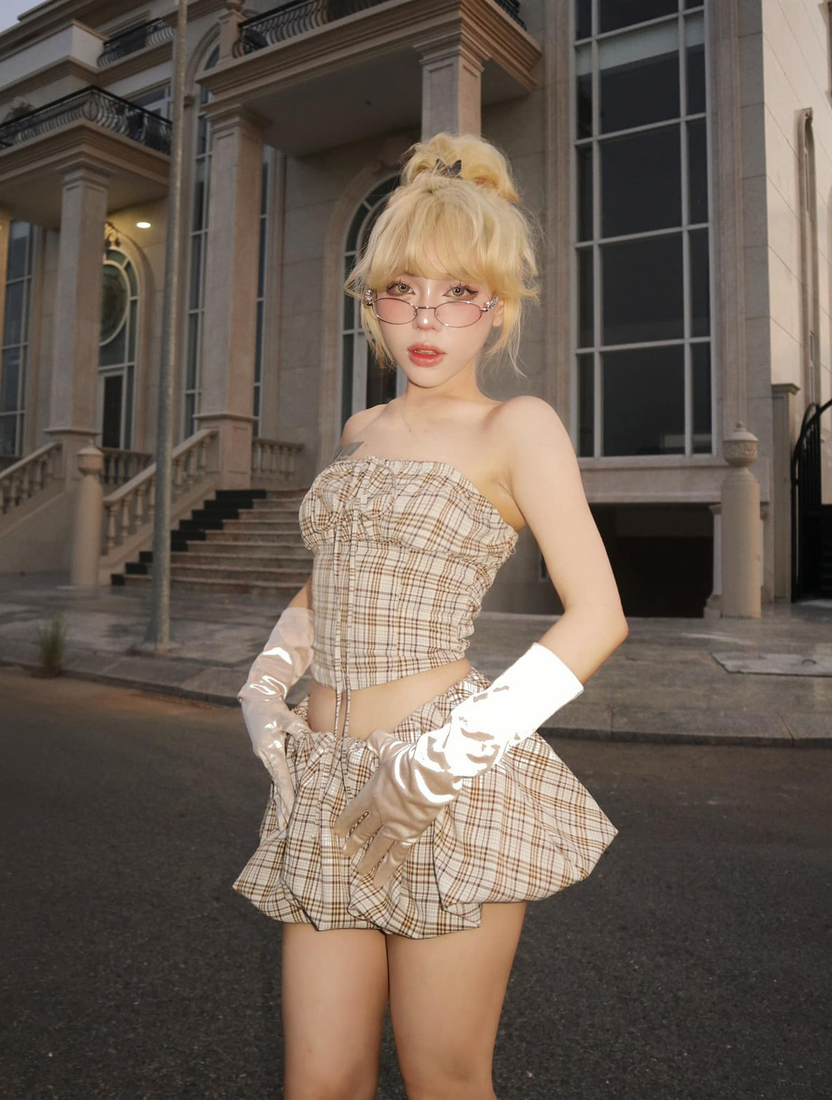 Tuy nhiên ở hiện tại, cô nàng dường như đã hoàn toàn lột xác với sự cá tính, khác biệt trong thời trang.