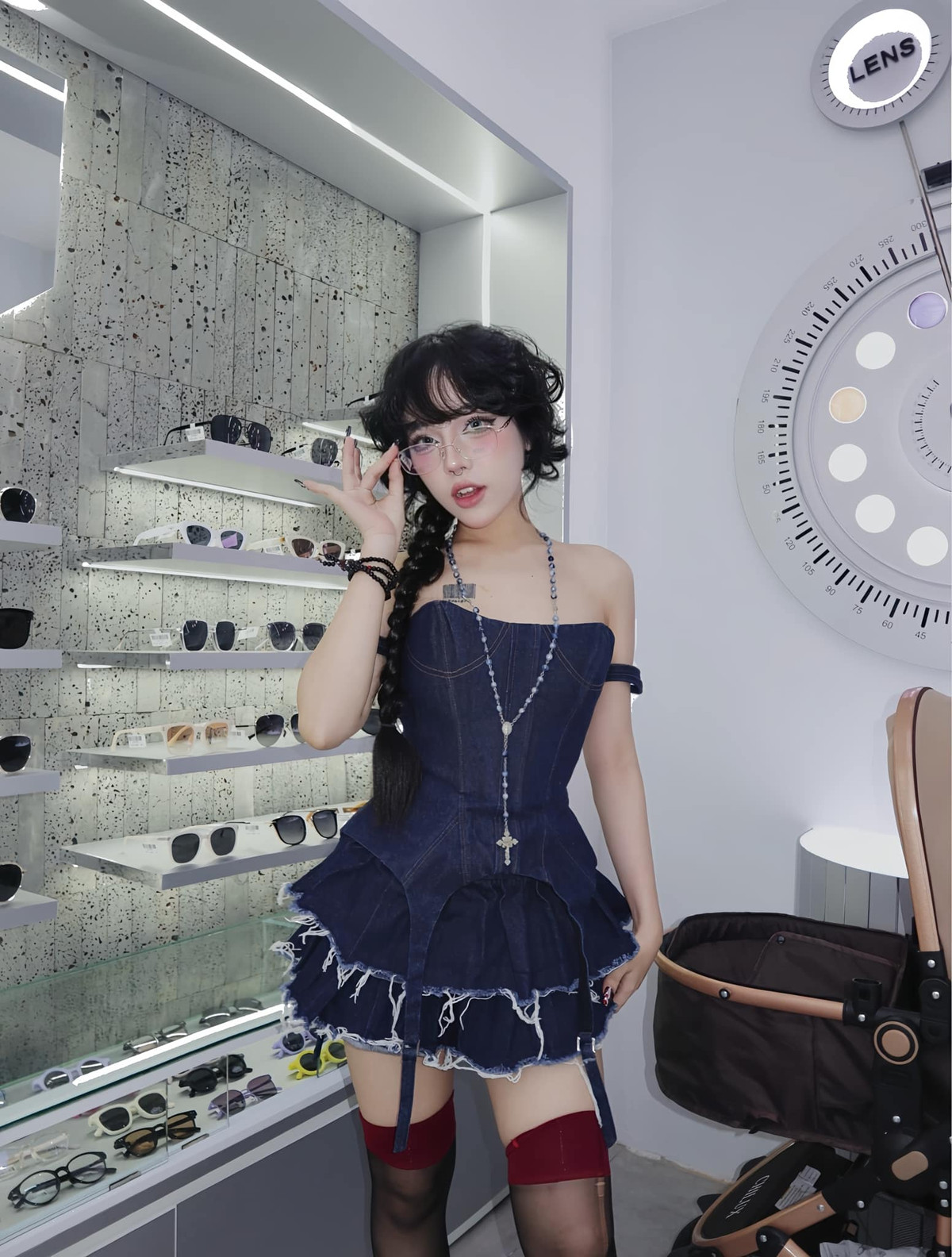 Bảo Khuyên không ngại thử những set đồ với cách thiết kế lạ mắt.