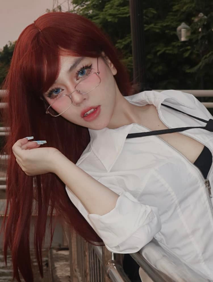 Cô nàng cũng khéo léo phối lên các phụ kiện, giúp cho bộ đồ thêm phần đặc biệt.