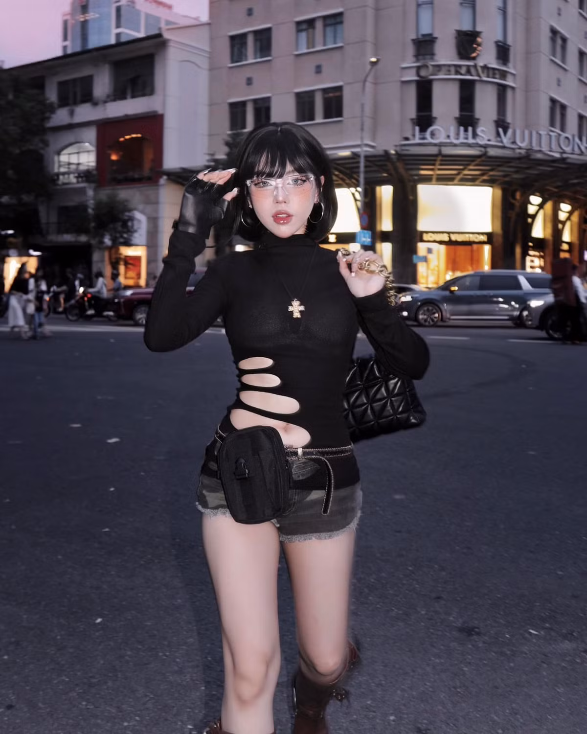 Nguyễn Lê Bảo Khuyên (Bảo Khuyên Susan) sinh năm 2001, quê Bình Thuận. Cô được cư dân mạng gọi là “bản sao của Min" bởi trong một số khoảnh khắc, đường nét gương mặt Bảo Khuyên khá giống ca sĩ này.