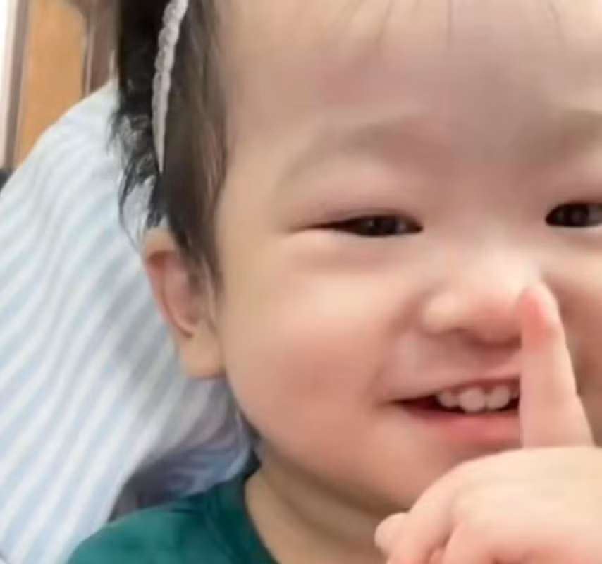 Chủ nhân tạo nên chiếc trend hot hit này là em bé tên là Danh Hưng, 21 tháng tuổi, tên ở nhà là em Sữa. Chị Nhi - mẹ bé Sữa đăng clip chỉ vì muốn lưu lại một khoảnh khắc đáng yêu của con, không ngờ clip này lại khiến cộng đồng mạng "phát sốt".