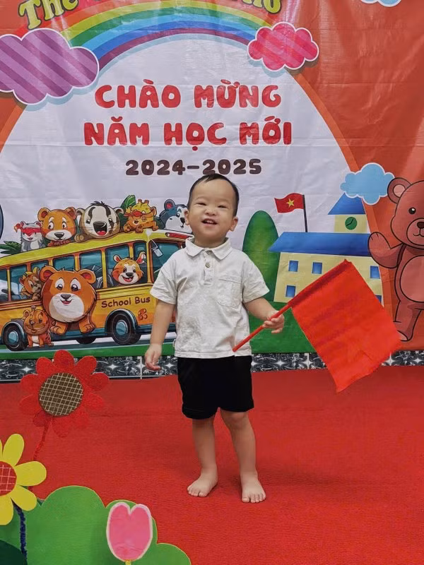 Chị Nhi cho biết trái với điệu bộ "ghê gớm" lúc nói chữ "nín", Danh Hưng là cậu bé ngoan ngoãn, luôn hoạt bát. (Ảnh: Tiktok, Facebook)