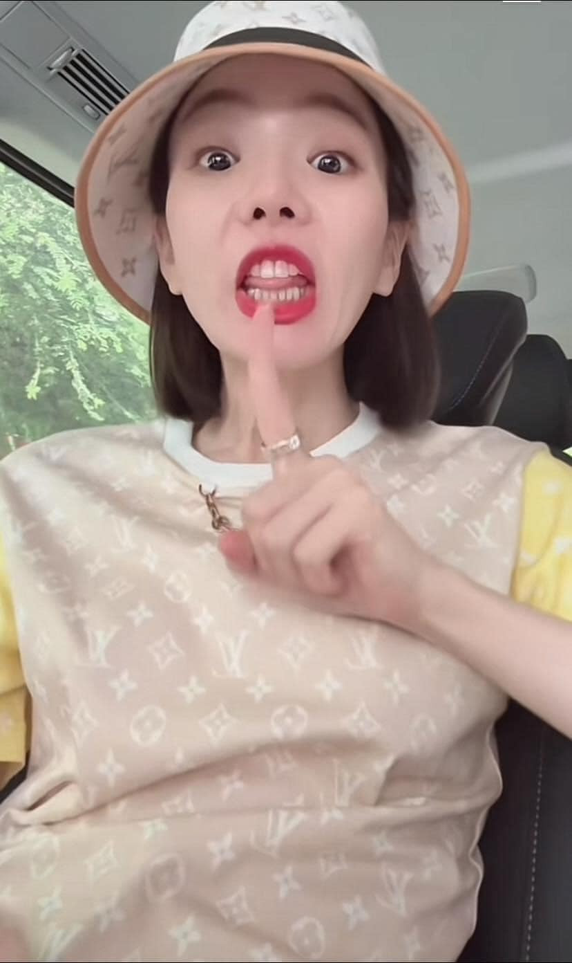 Lệ Quyên với màn đu trend trên xe ô tô.