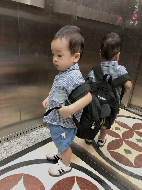 Cô giáo cũng "mách" với mẹ Danh Hưng rằng ở trên lớp, bé hay nói "Nín", bắt chước hành động của các cô giáo một cách rất dễ thương. Ở nhà, khi vui đùa, thấy mẹ giả vờ khóc, bé cũng bảo mẹ "nín" nên mới có clip đáng yêu như vậy.