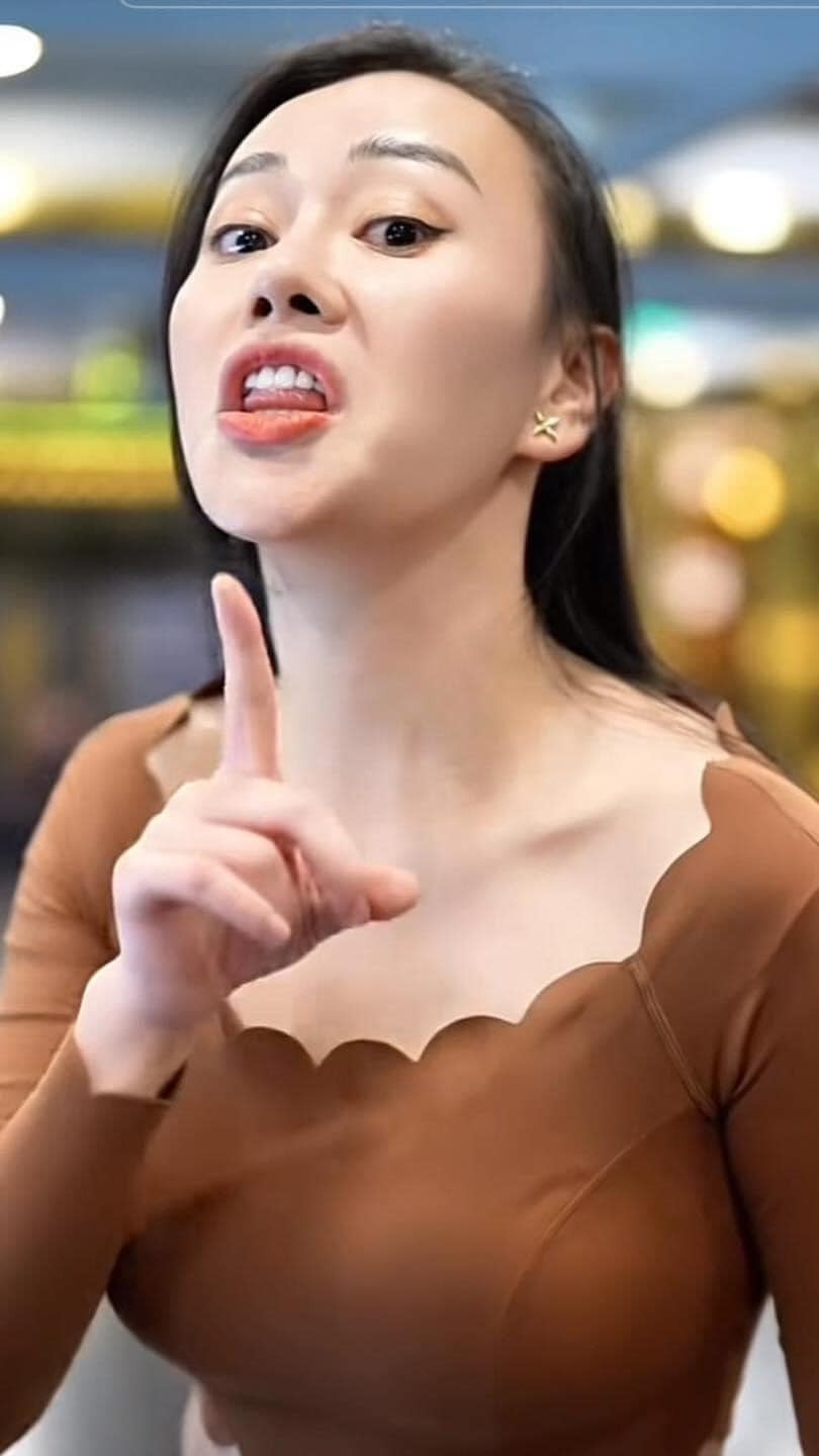 "Nàng búp bê" Phương Oanh cũng cố gắng tạo nét mặt y sao bản gốc.