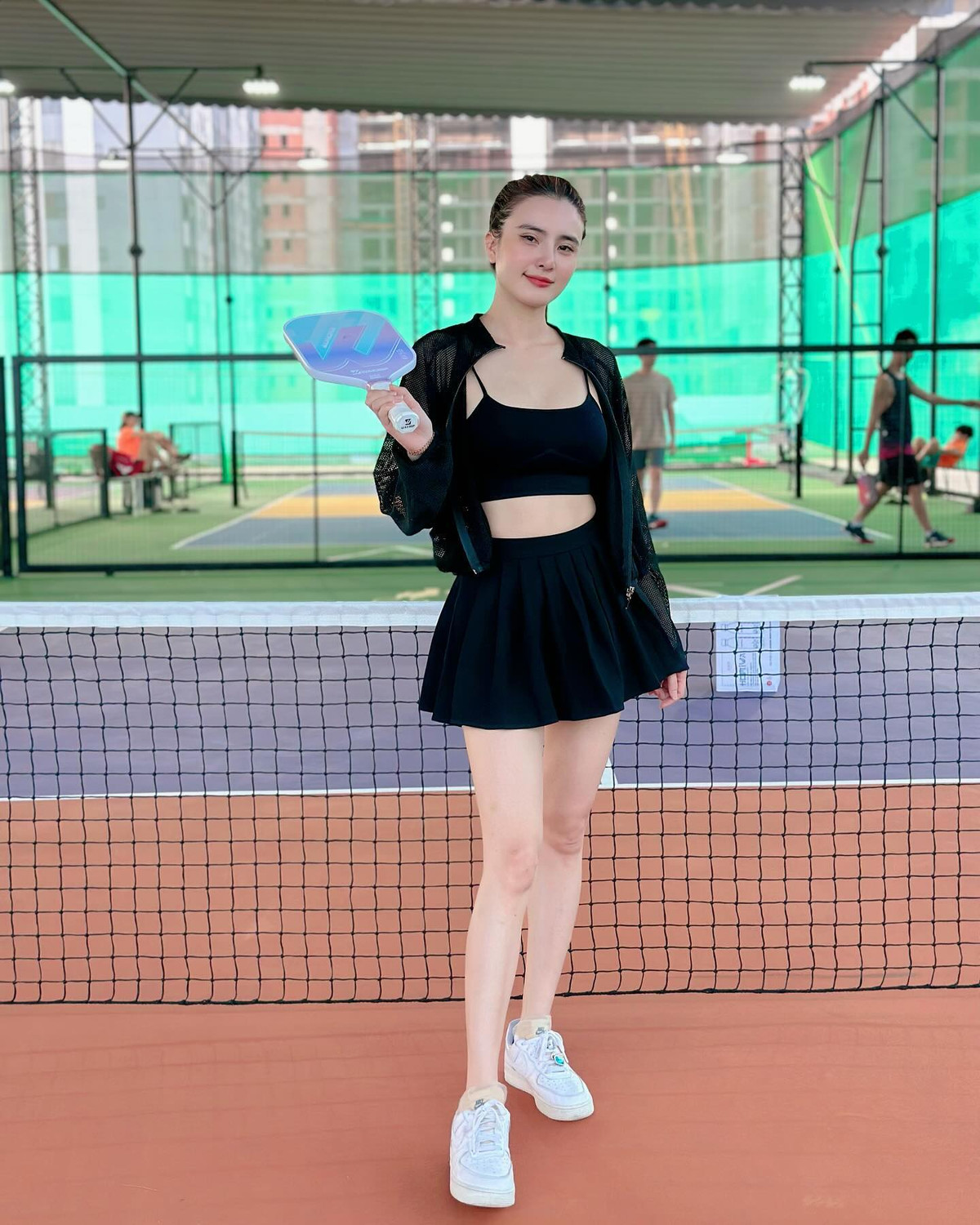 Sau những góp ý của dân tình về trang phục có phần "mát mẻ" ngoài sân pickleball, Lê Khánh Chi đã lựa chọn những trang phục kín đáo nhưng vẫn tôn lên vóc dáng gợi cảm.